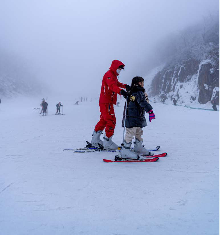 雪山滑雪，感受速度与激情的极致碰撞