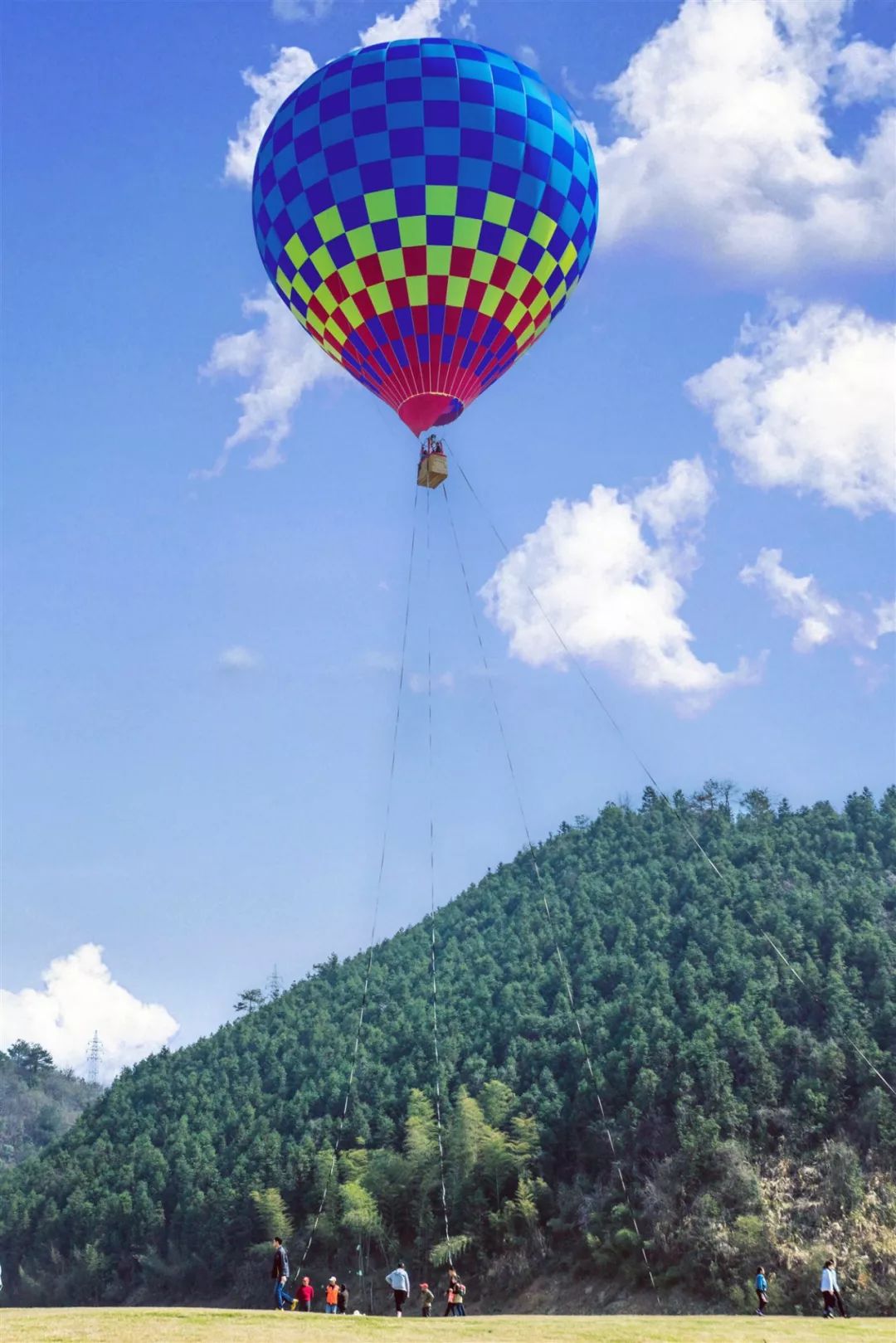 热气球之旅，飞越大地，感受自由飞翔的奇妙体验