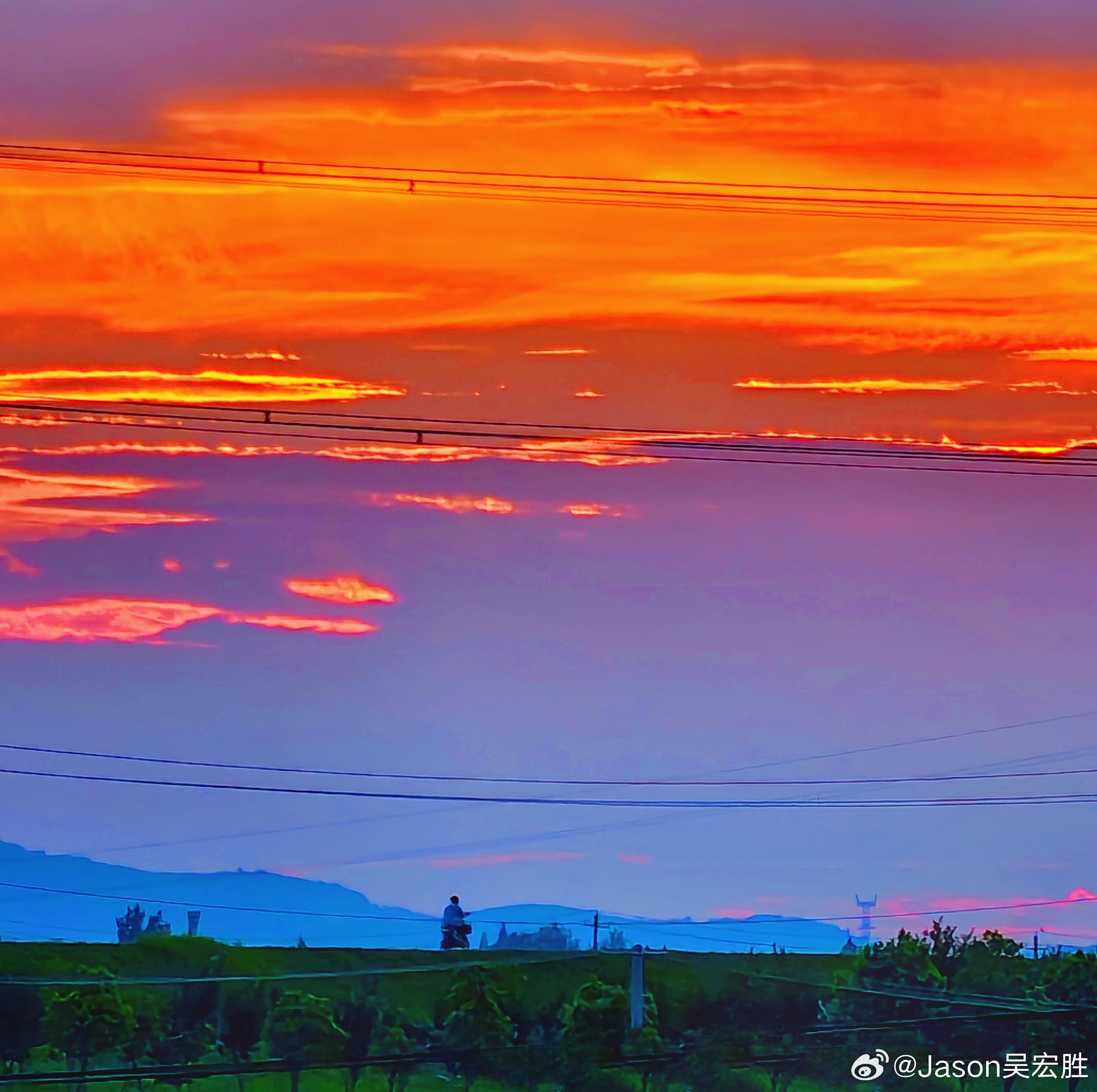 夏日黄昏的绚烂天空与诗意映照