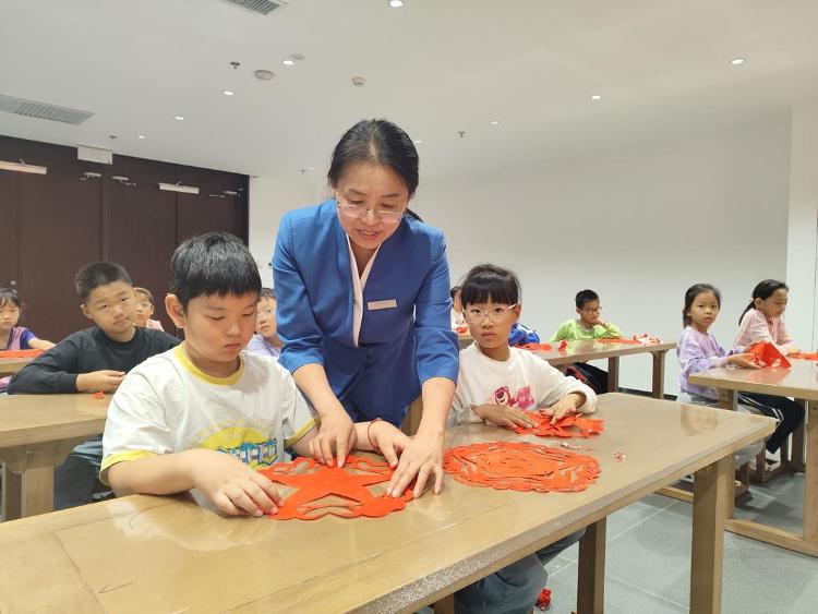 孩子在志愿服务中体验责任与同情之旅