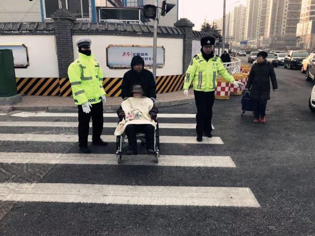 夕阳余晖映狭窄街道，漫步背影中的温情故事