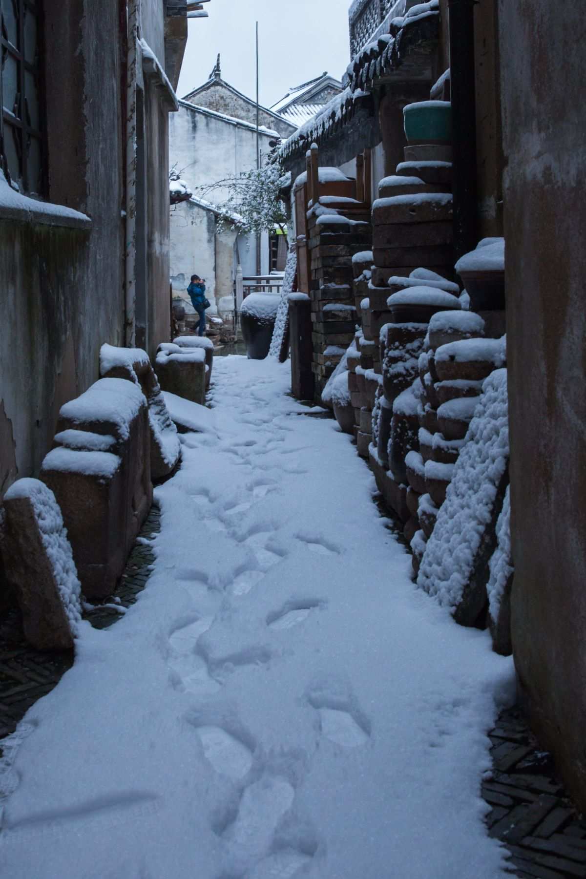 古老小镇雪花纷飞之夜