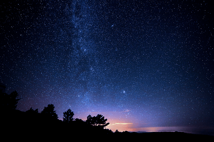 夏日长夜，星光璀璨映深空