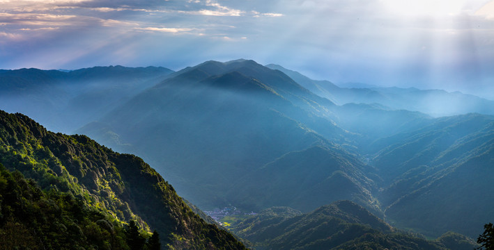 晨曦阳光下的山脊美景