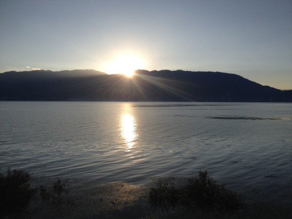 夕阳与海平线的交融之美，凝望远方的壮丽景色