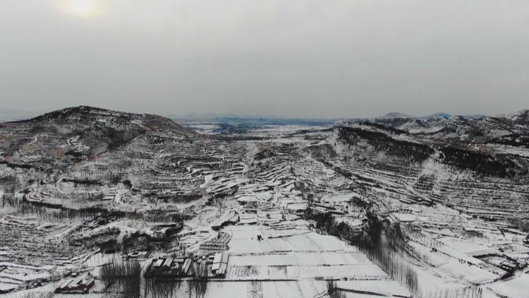 远山雪辉，阳光绘就的如画风景