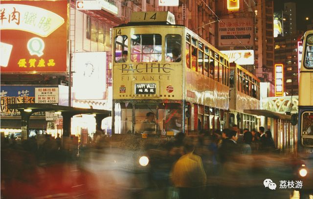 城市街角的深夜独白，宁静与孤独的交织