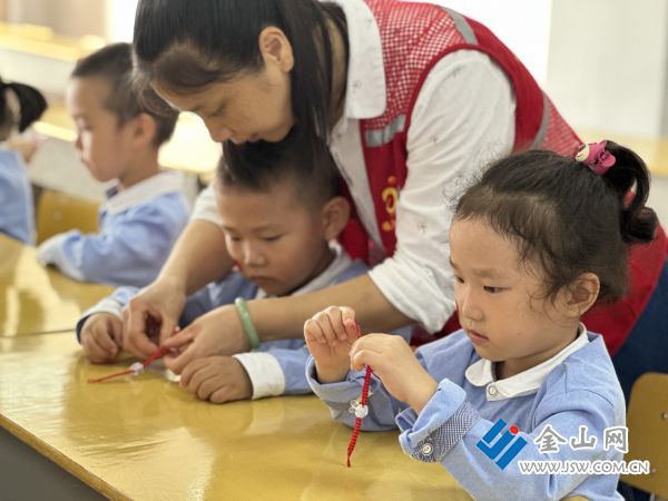 手工制作中的情感表达与文化探索之旅