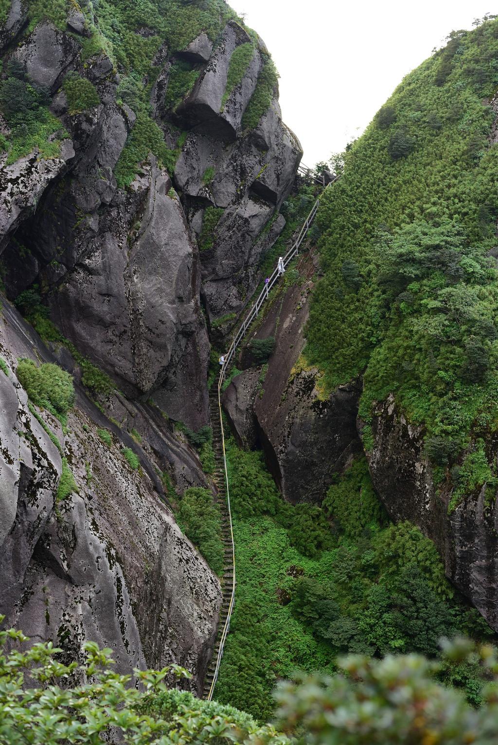 高山之巅迎日出，新的一天启航时