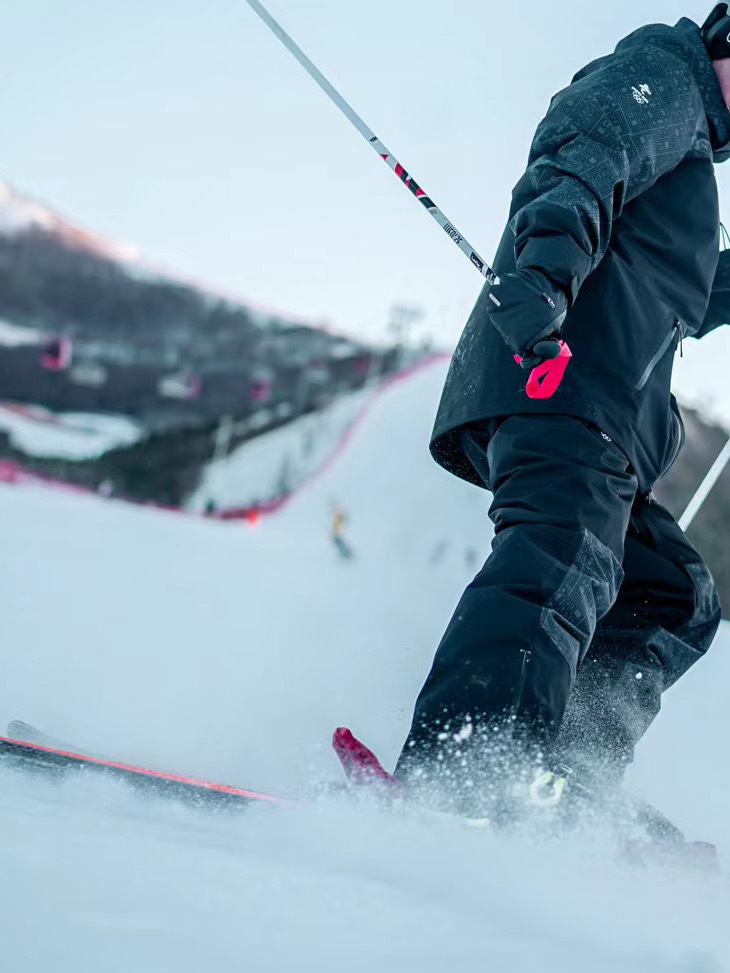 冰雪山脉中的滑雪极致体验