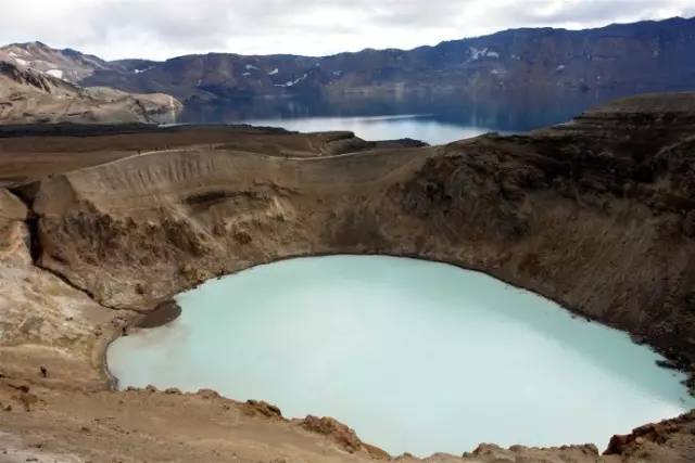 探索世界最古老火山口湖泊，自然奇迹的壮丽展现