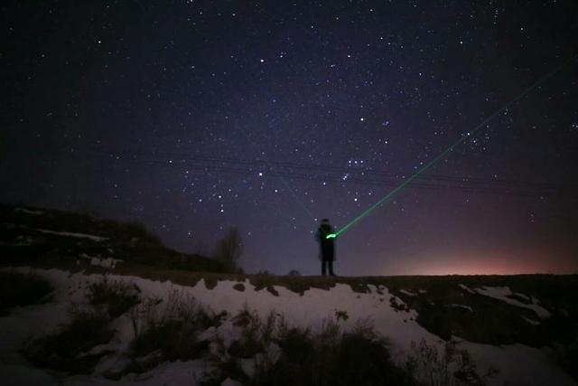 沙漠之夜，星空璀璨与寒意的交织