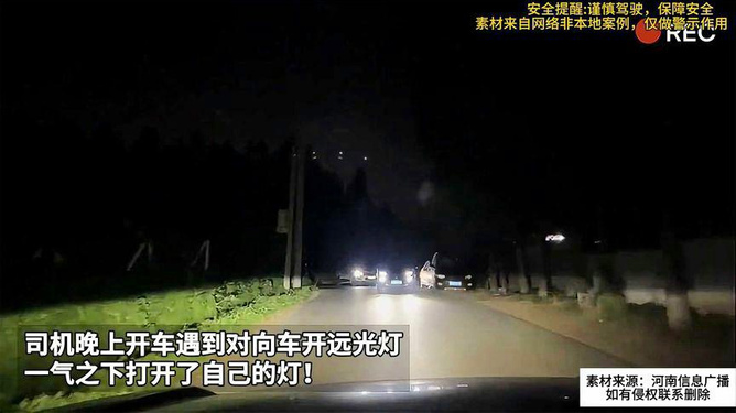 街灯下的寂静夜晚，风声微语