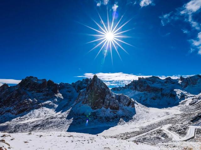 雪山之巅，光辉与阳光的舞蹈