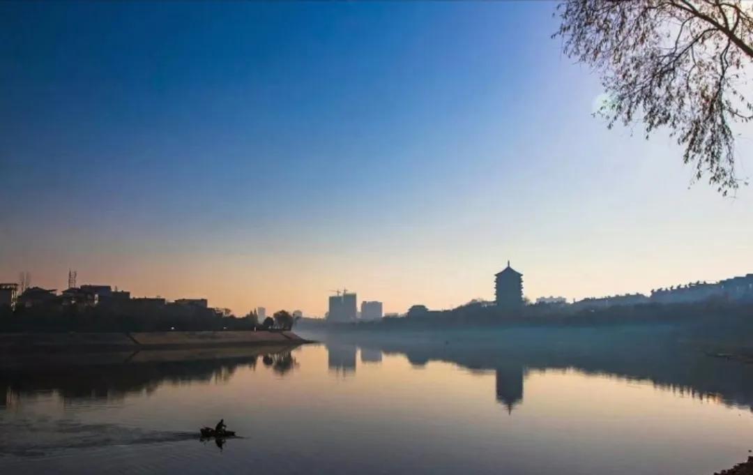 阳光洒满大地，薄雾中的朦胧美景