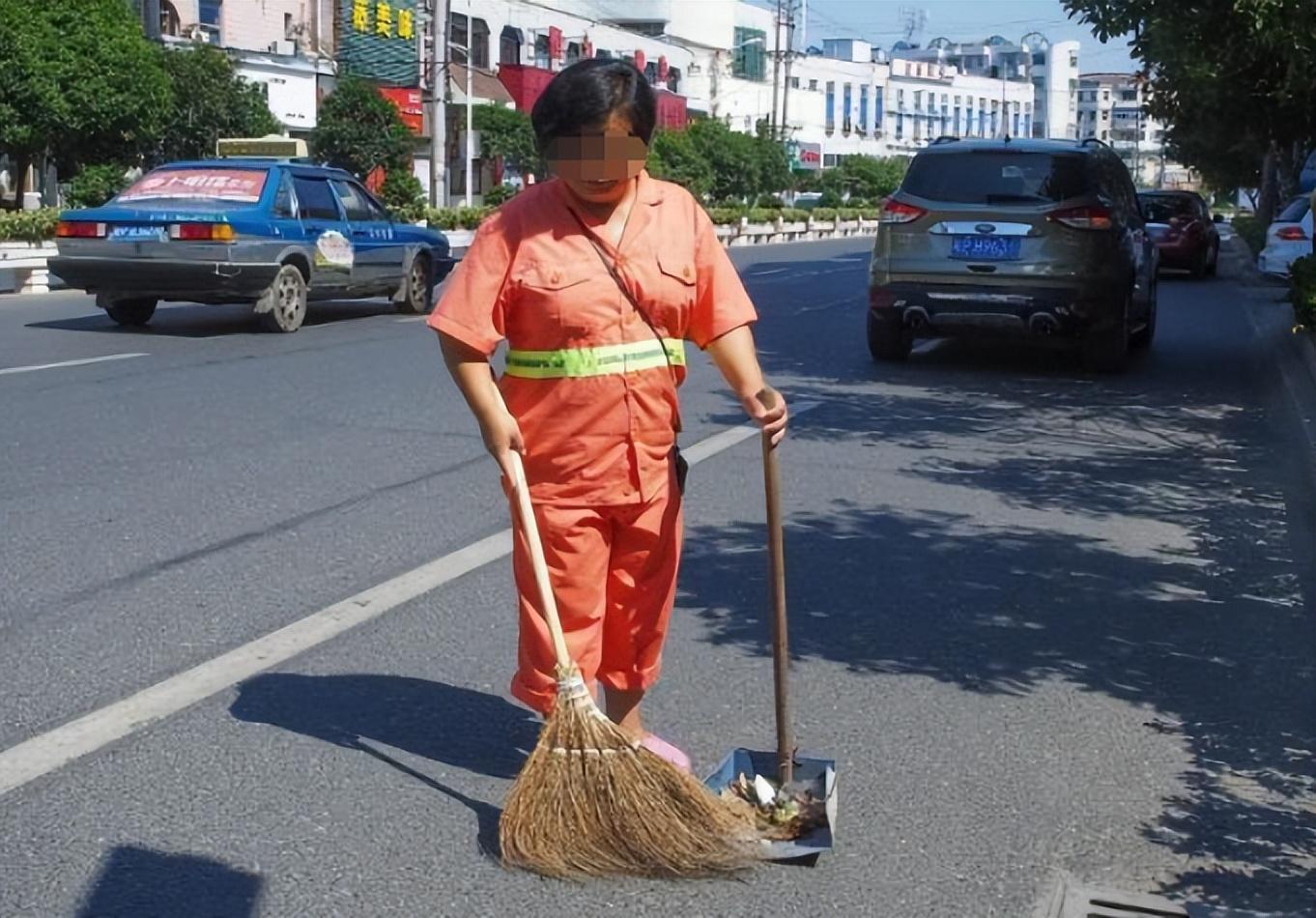 五点起早，女婿携手环卫丈母娘扫街，亲情与责任的动人篇章