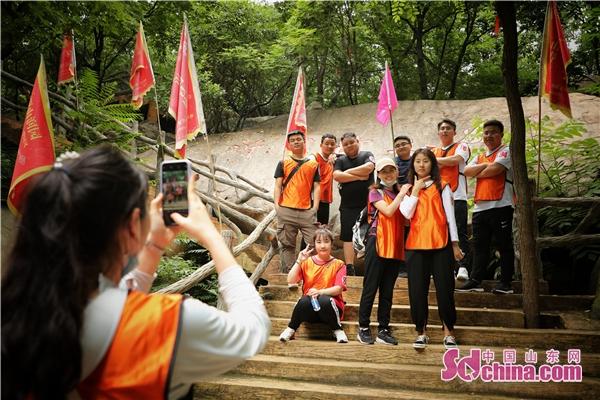 户外登山活动盛行，市民尽享自然魅力时刻