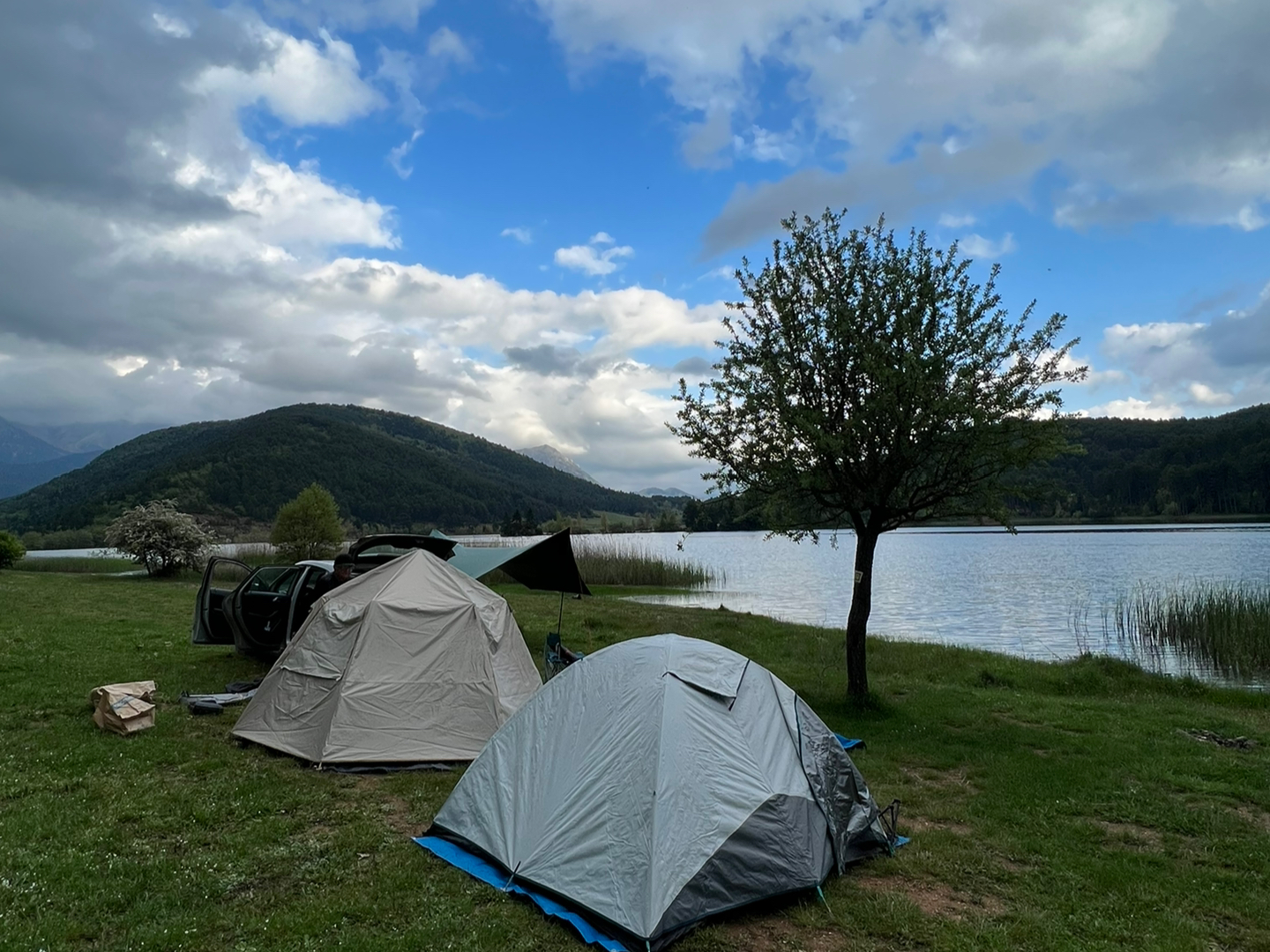 高山湖泊野营之旅，湖光山色间的清晨魅力