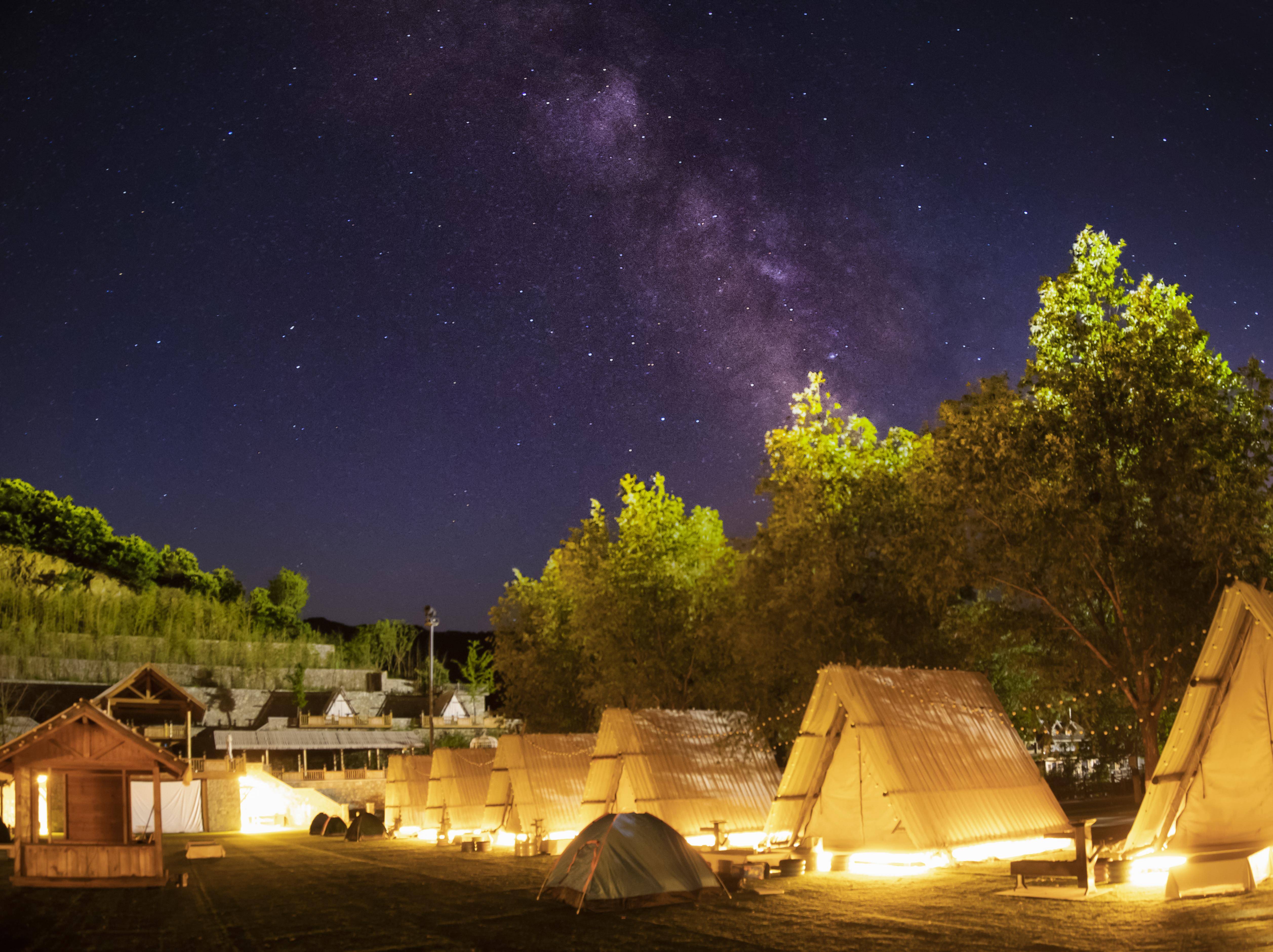 星空下的山间露营体验，野外生活的夜晚探索