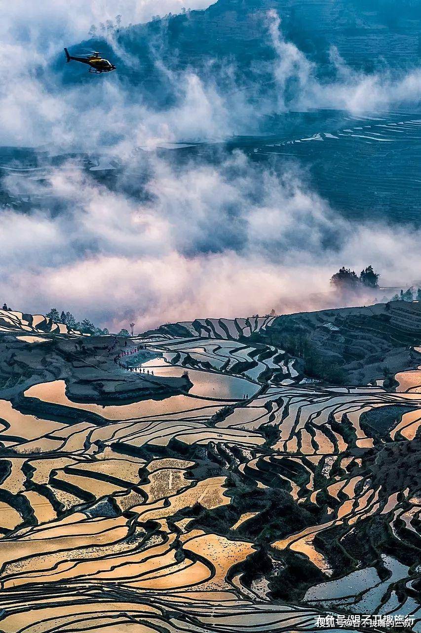 远方山脉壮丽景色，层层叠叠的隐约之美