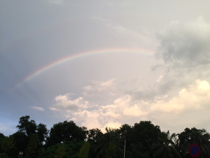 雨后彩虹的诗意傍晚，清新空气的魅力时刻