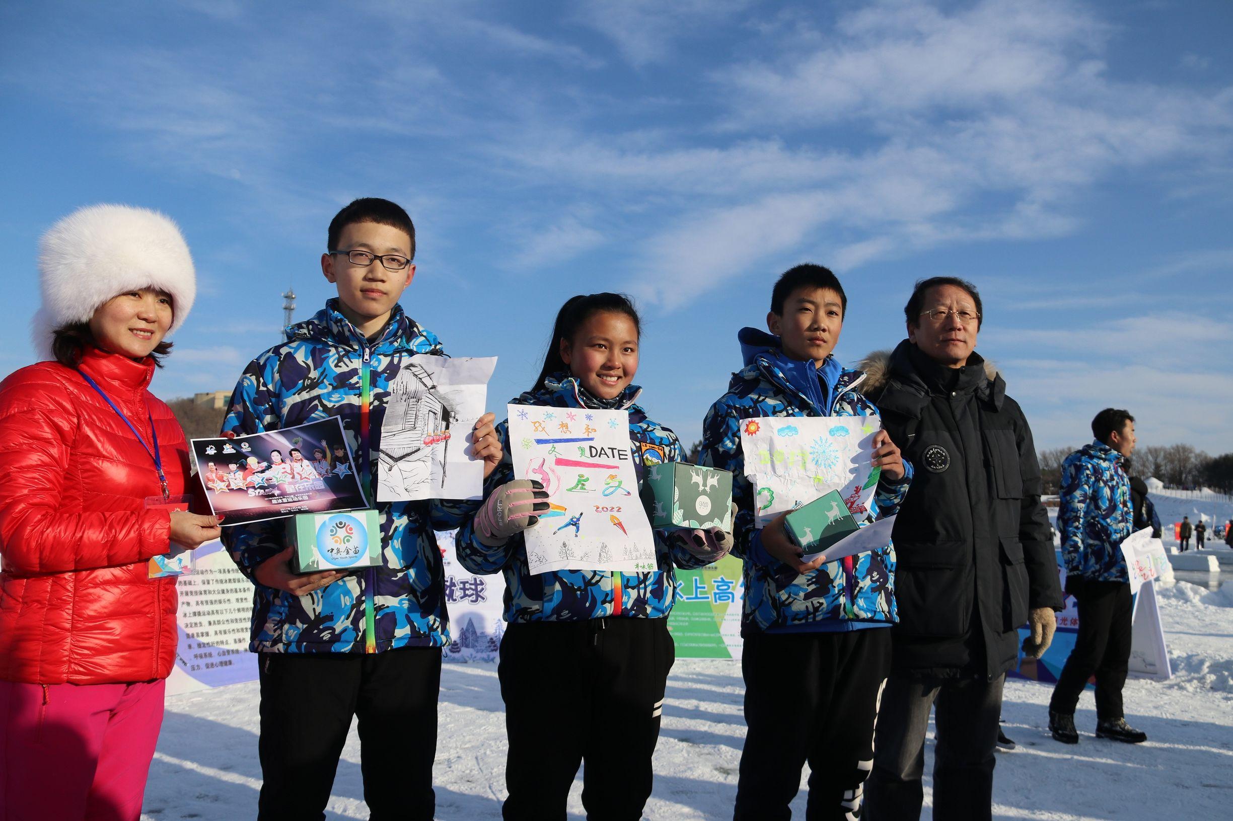 冬晨阳光照耀下的冰雪之路