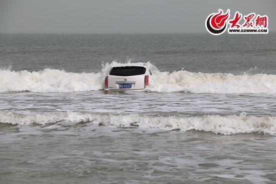 海滩冲浪，海风中体验独特冲浪的乐趣