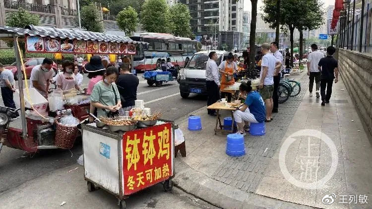 城管鼓励商户店外摆摊，共筑繁荣街头景象