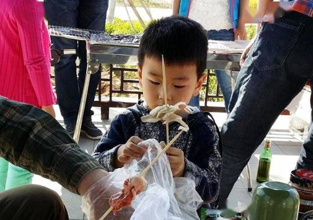 父女精心剪肉串，守护顾客美食体验，严防扎嘴